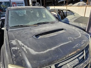 Isuzu dmax limited 2011 kaput siyah