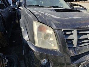 Isuzu dmax limited 2011 sağ ön far