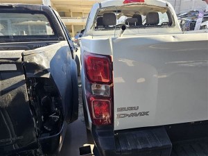 Isuzu dmax 2025 sol stop camı